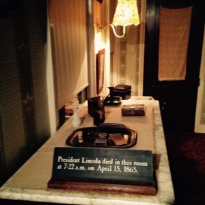 Back room of the Petersen House,Washington DC with sign that reads “In this room on April 15, 1865 at 7:22 AM￼ Abraham Lincoln died”,